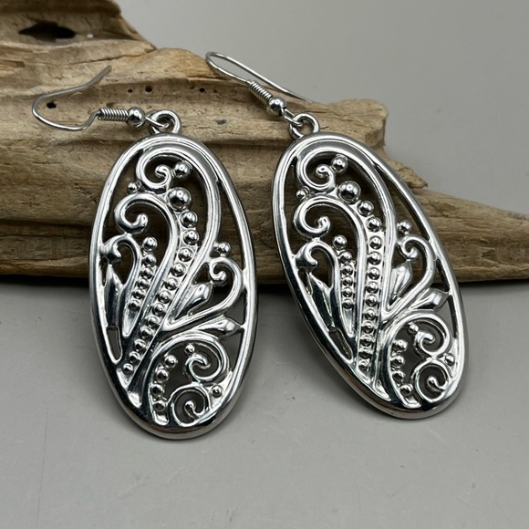 Jewelry - Elegant Silver Filigree Earrings